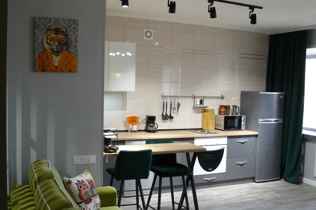 Рыжий Кот Дружный (просторная 2-ка с изолированной спальней)