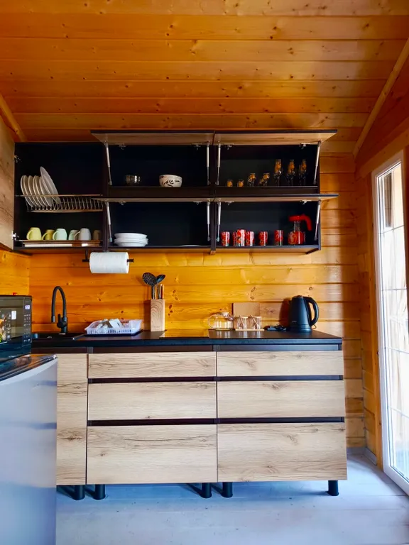 Новый деревянный домик у моря