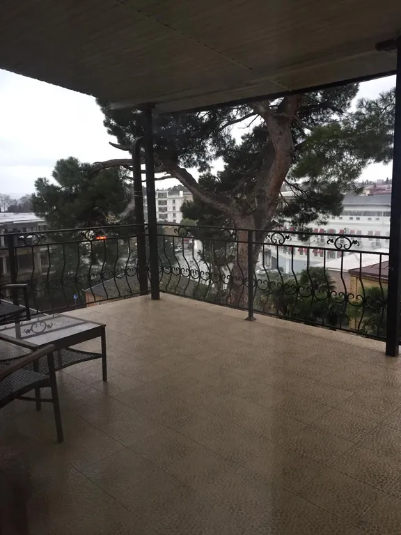 Вилла с бассейном на холме