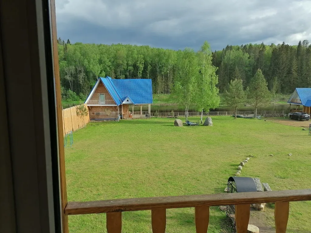 Домики в лесу на берегу реки Волге