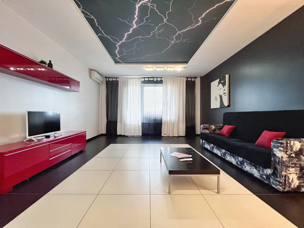 Стильная двухкомнатная квартира с разделенными комнатами в районе ГГМ