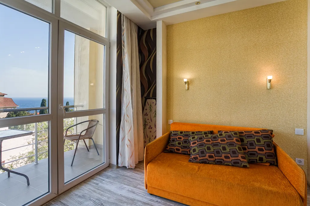 Видовая уютная студия с двумя балконами под горой Кошка