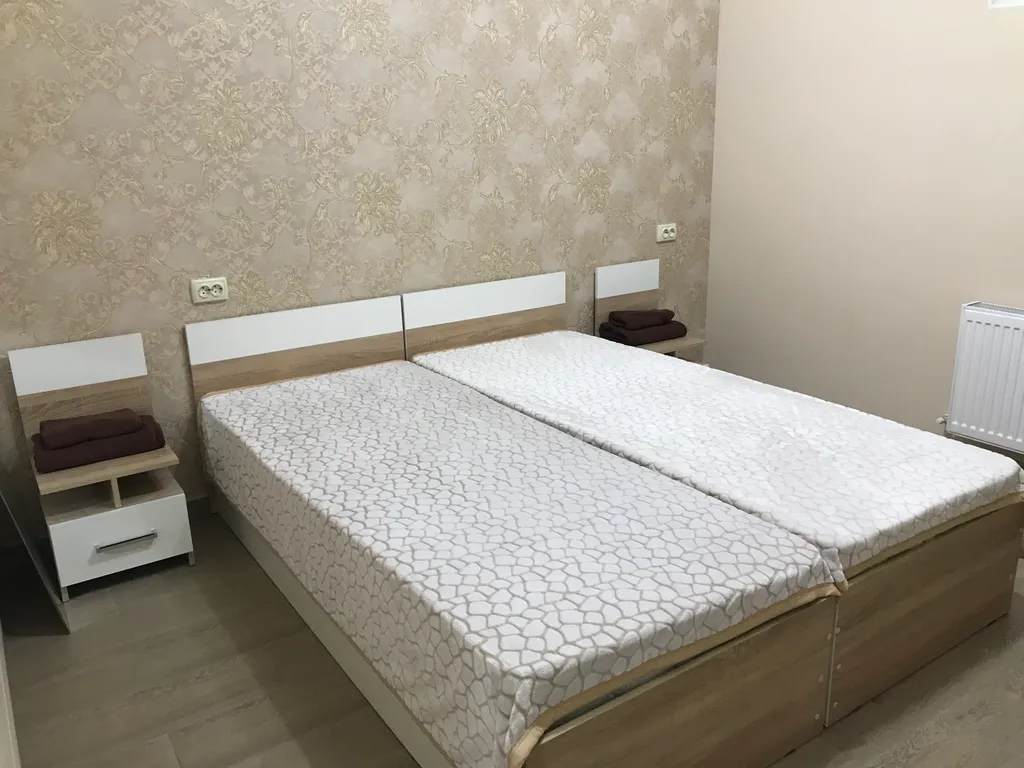 Индивидуальный номер на земле в уютном дворике