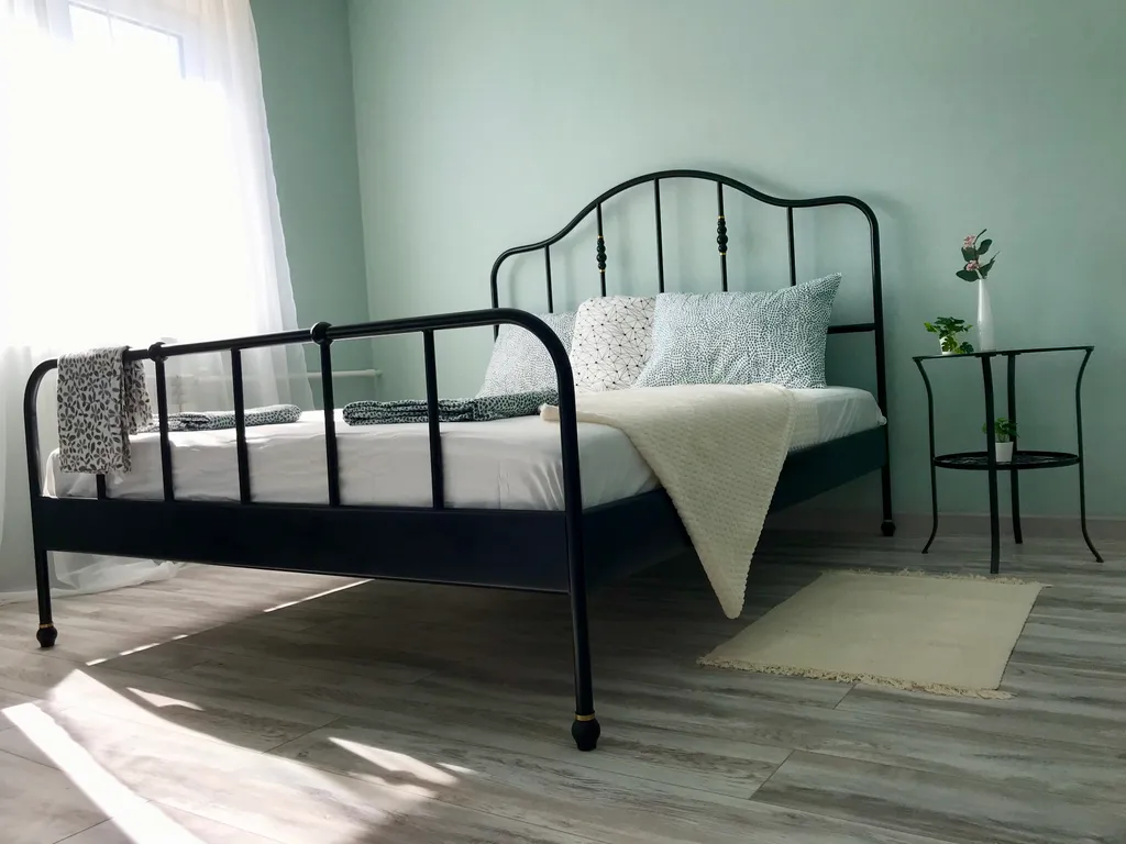 Уютная студия с качелями и видом на тихий зеленый сад