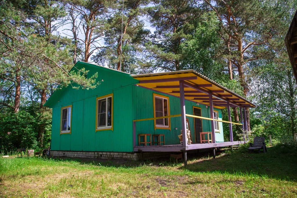 Уютный деревянный дом на берегу реки