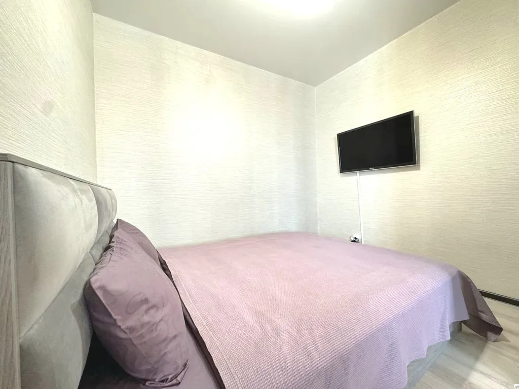 2-комнатная квартира с балконом и видом на реку рядом с Кузбасс-Арена