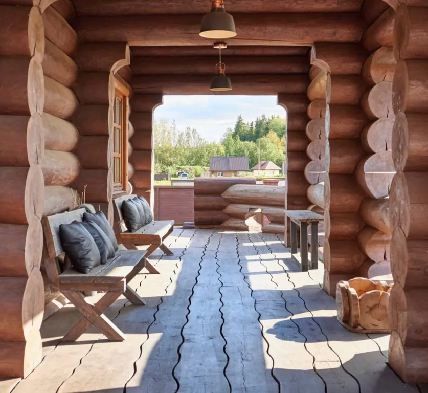 Деревянный коттедж из рубленого соснового бревна