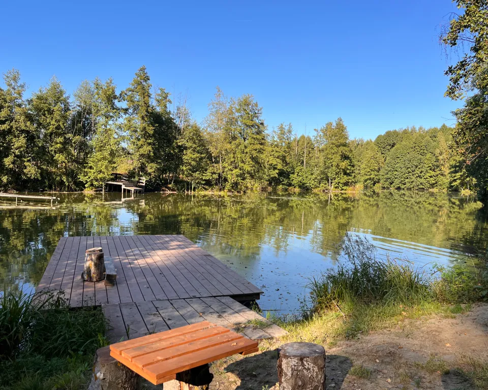 Дом на берегу реки с горячей купелью