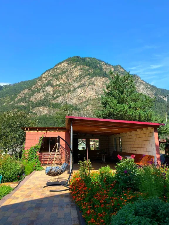 Веранда в окружении величественных гор