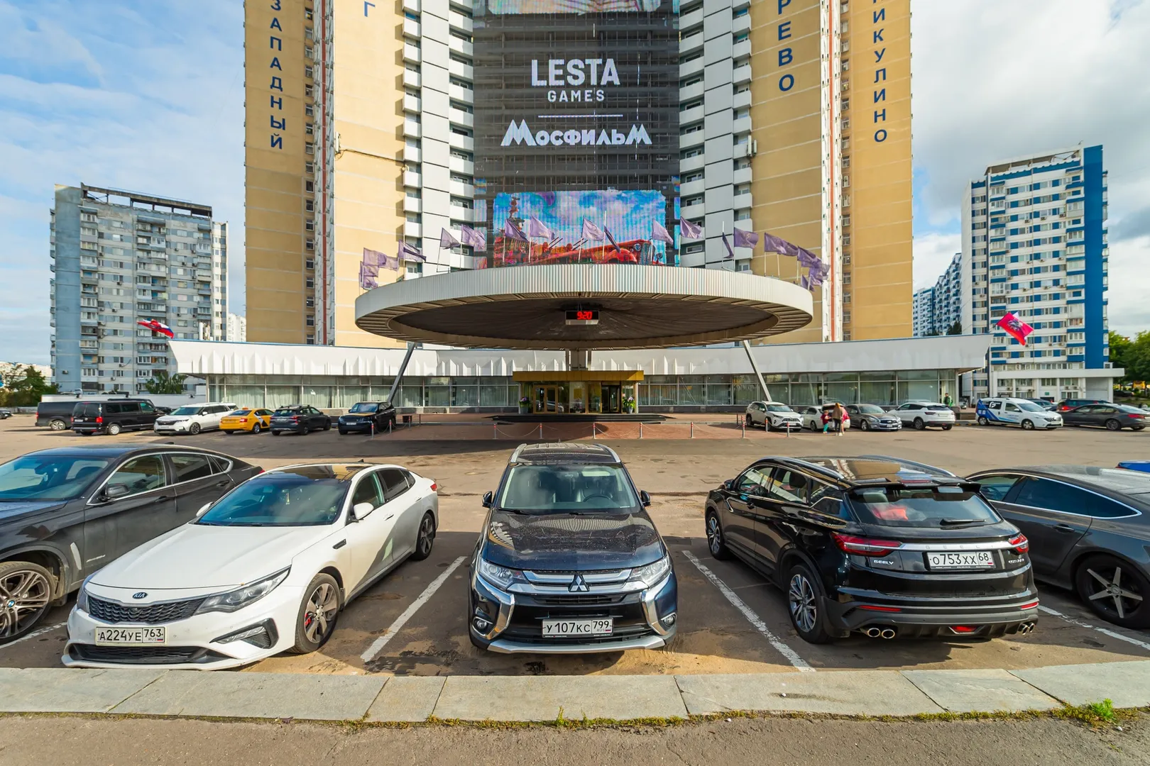 Парковка на территории комплекса - 400₽/сутки, перед территорией БЕСПЛАТНО