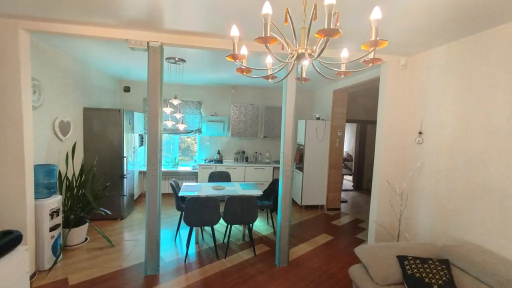 Домик прямо на берегу озера Тосканка