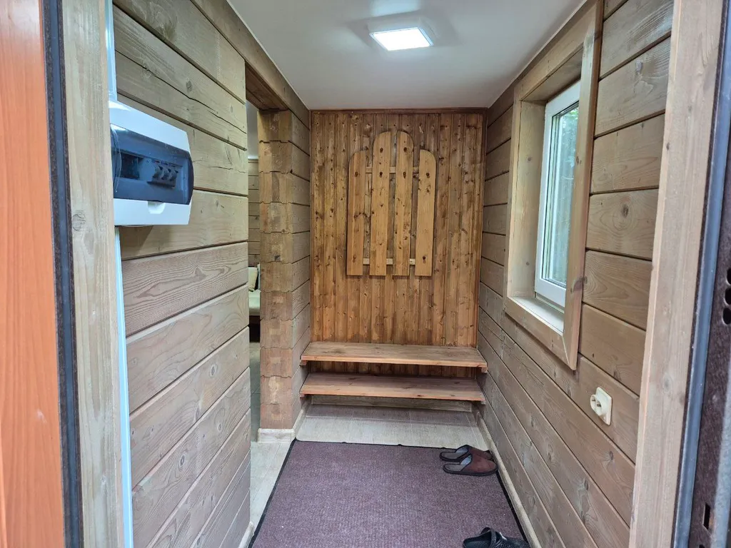 Двухэтажный загородный дом рядом с озером