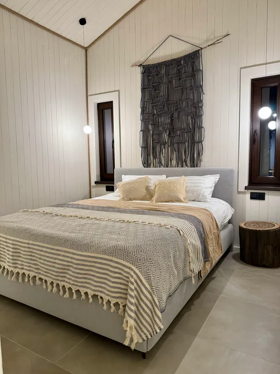 Дом в Абхазии у Черного моря (Му с цветами)