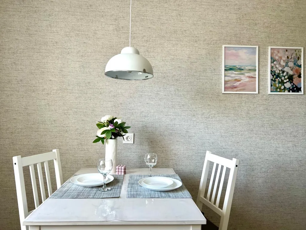 Стильный белоснежный апартамент в центре города, бесконтактный заезд