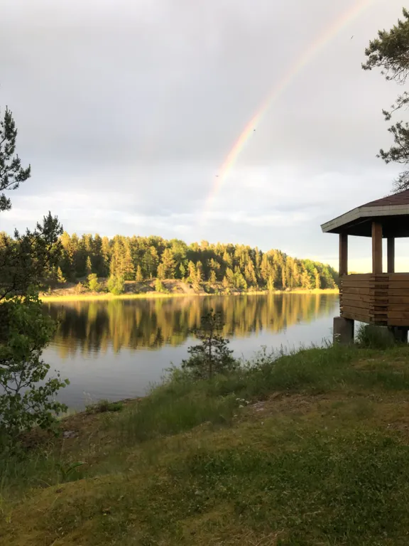 Большой уютный деревянный коттедж на самом берегу Ладожских шхер