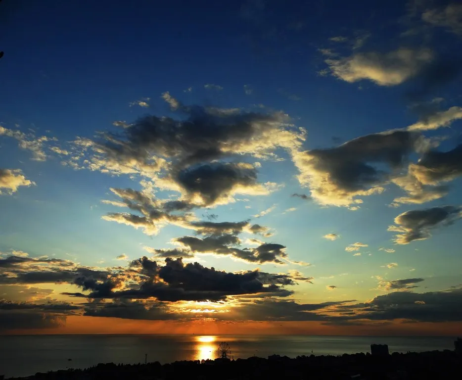 Домик-эконом с террасой и видом на море и горы