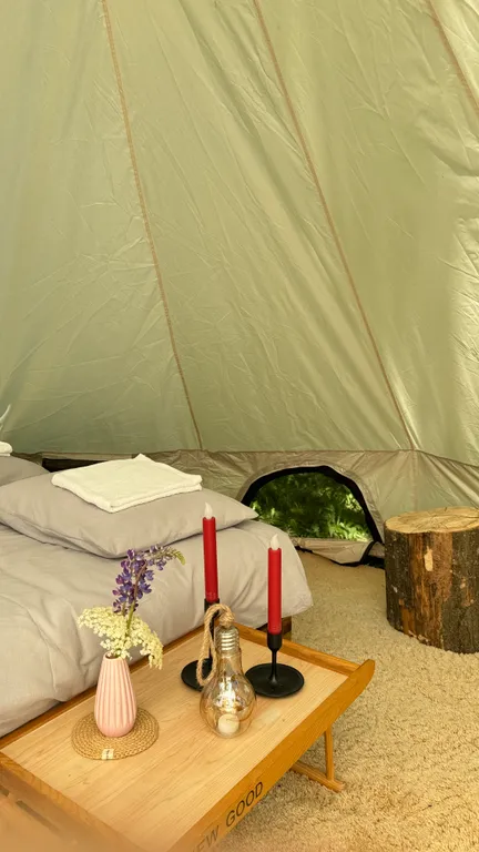 Уютный шатер среди деревьев на берегу озера