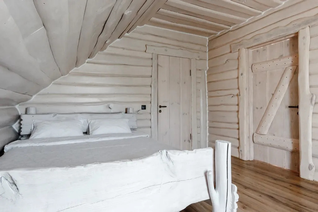 Экодом из вековой сосны с прудом и 7-м бассейном в 23 км от Минска