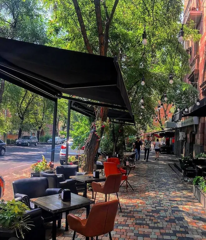 Stylish apt city center saryan next to restaurants and cafes