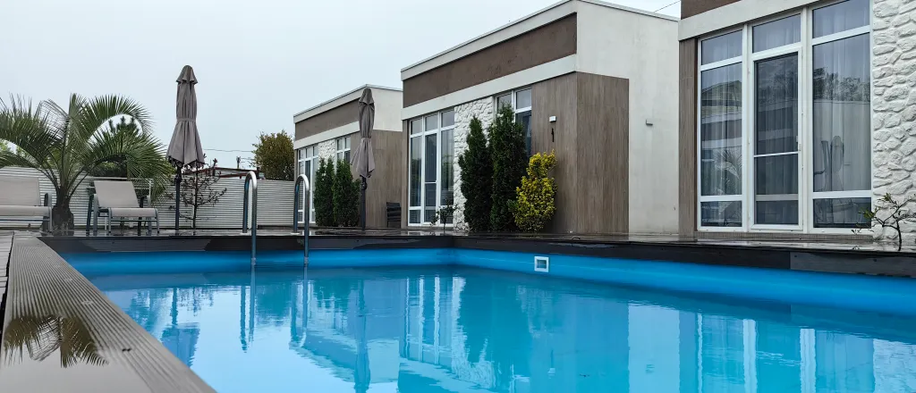 Шикарный коттедж с подогреваемым бассейном, сауной и зоной барбекю