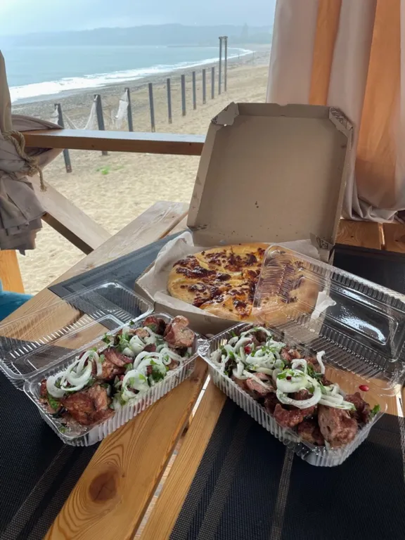 Атмосферные дома a-frame на берегу моря