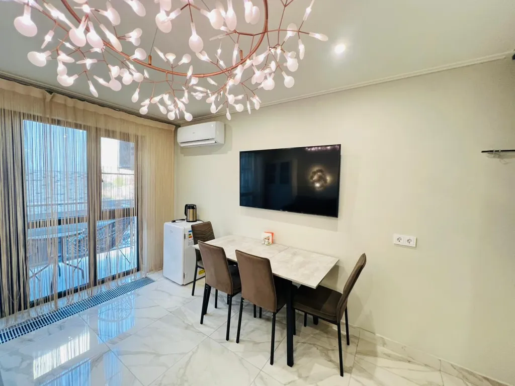 Двухуровневая квартира с бассейном на территории