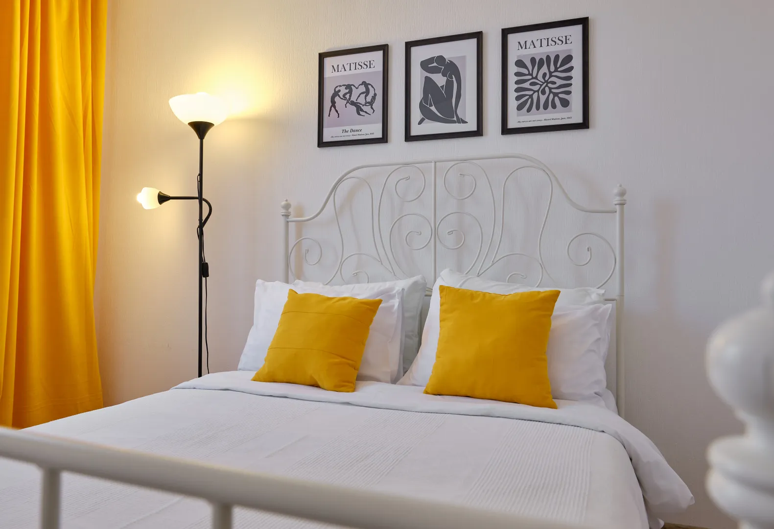 Большая двух спальная кровать, с удобным матрасом и чистейшим, ароматным постельным бельем.