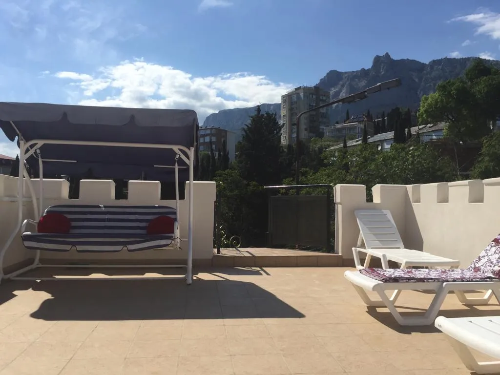 Частный дом с территорией