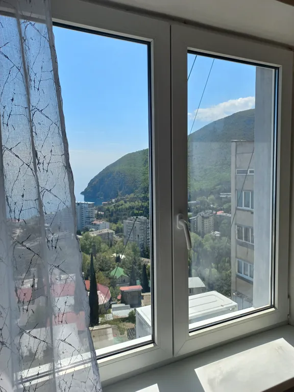 С панорамным видом на море и гору медведь (аю-даг)