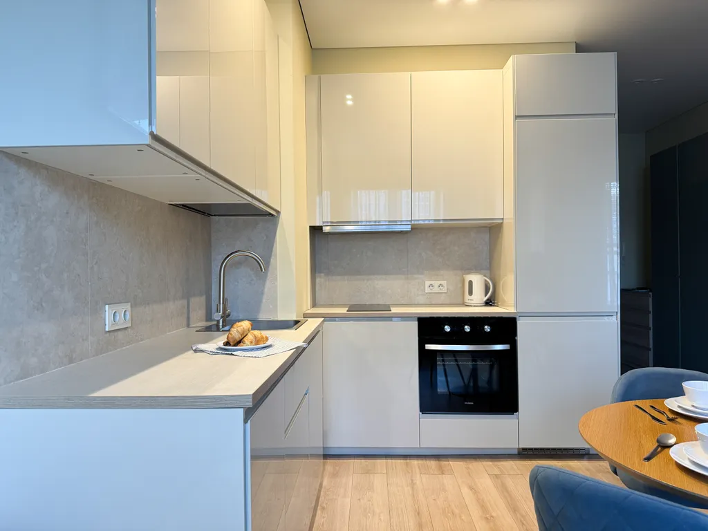 Студия в центре с балконом и стильным дизайном