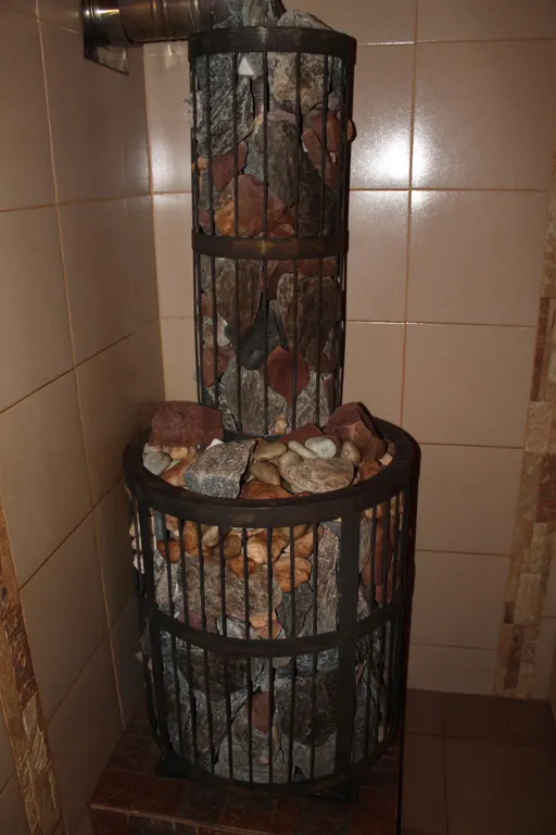 Уютный гостевой дом из бревна с видом на сад