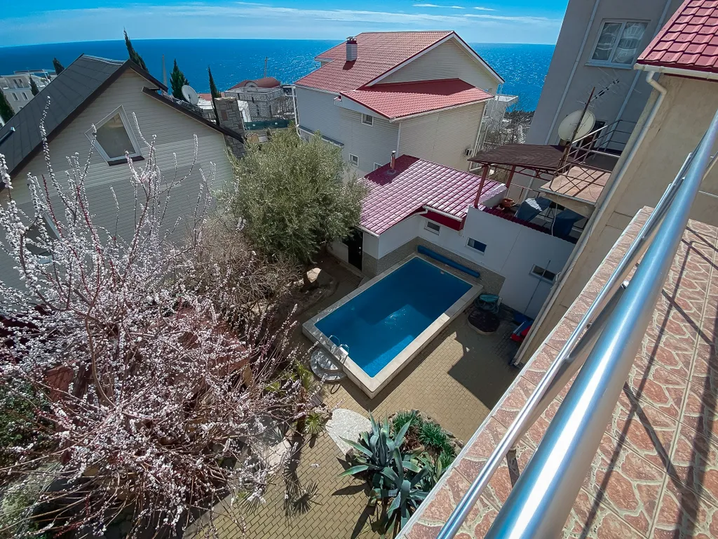 Частный дом с видом на море возле Ялты