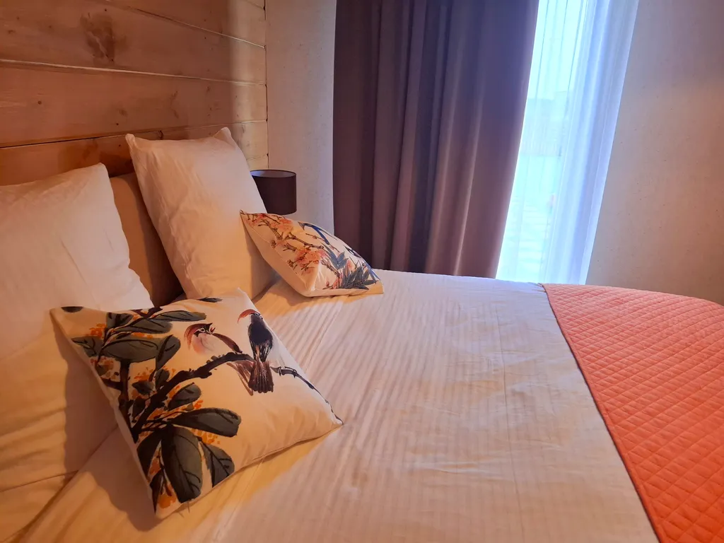 Просторный двухкомнатный коттедж в лесу у пруда