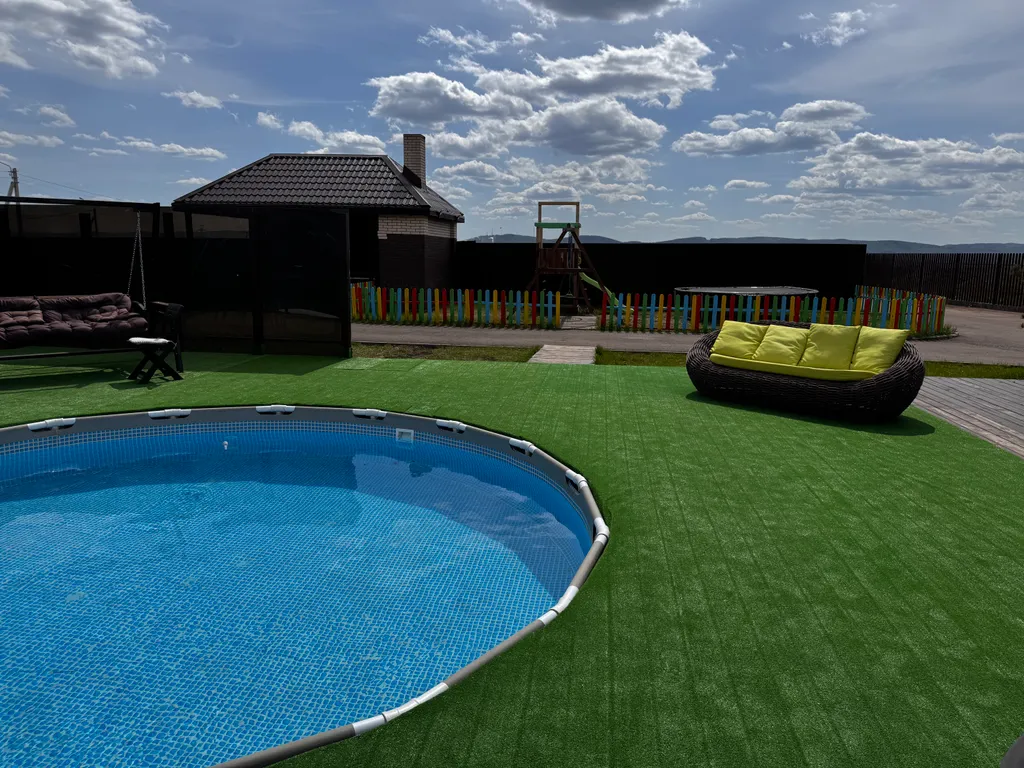 Коттедж с теплым бассейном и баней в 15 минутах от города