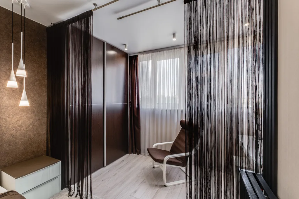 Элегантная квартира со стильной мебелью и уютной обстановкой