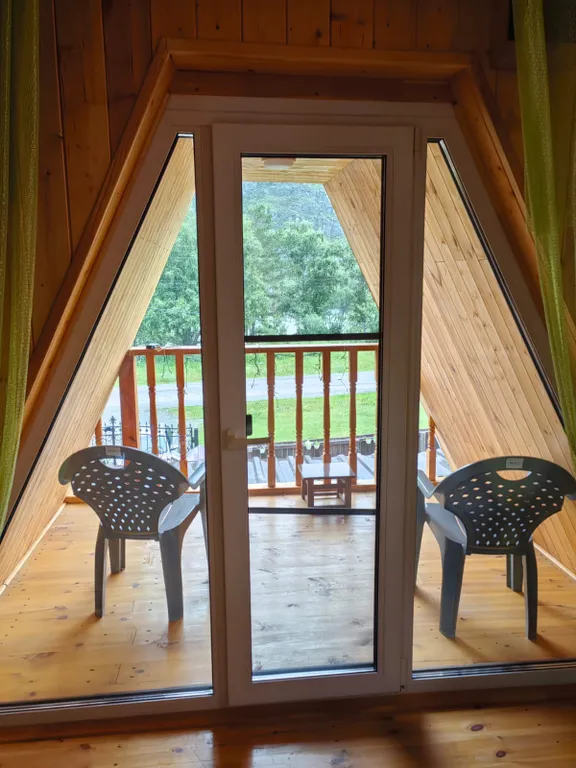 Уютная студия с видом на Катунь и Гору