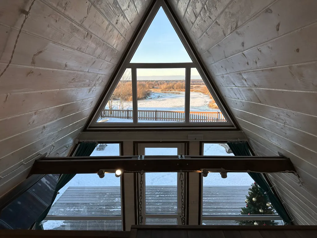 Дом в стиле A-frame на самом берегу реки