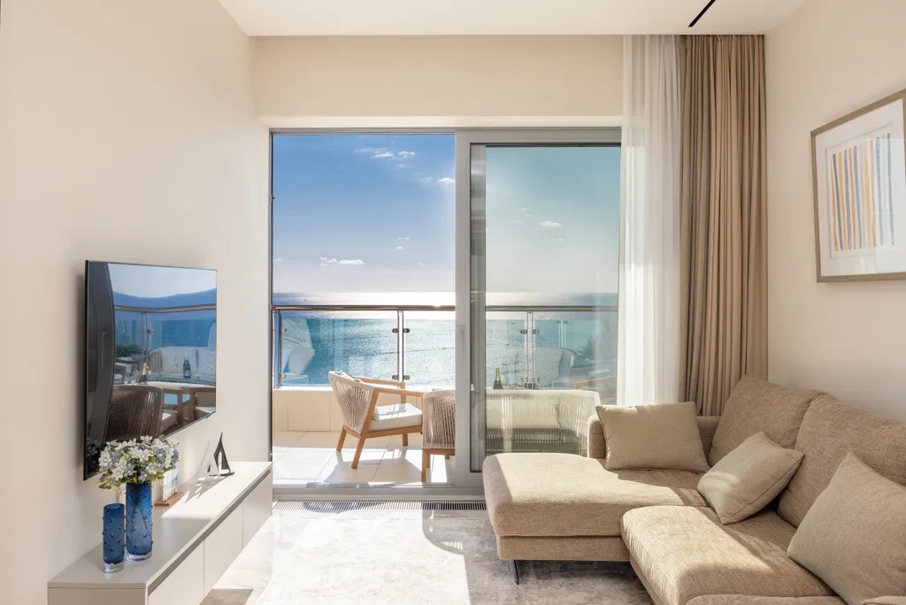 Дизайнерская квартира с террасой, бассейном и видом на море