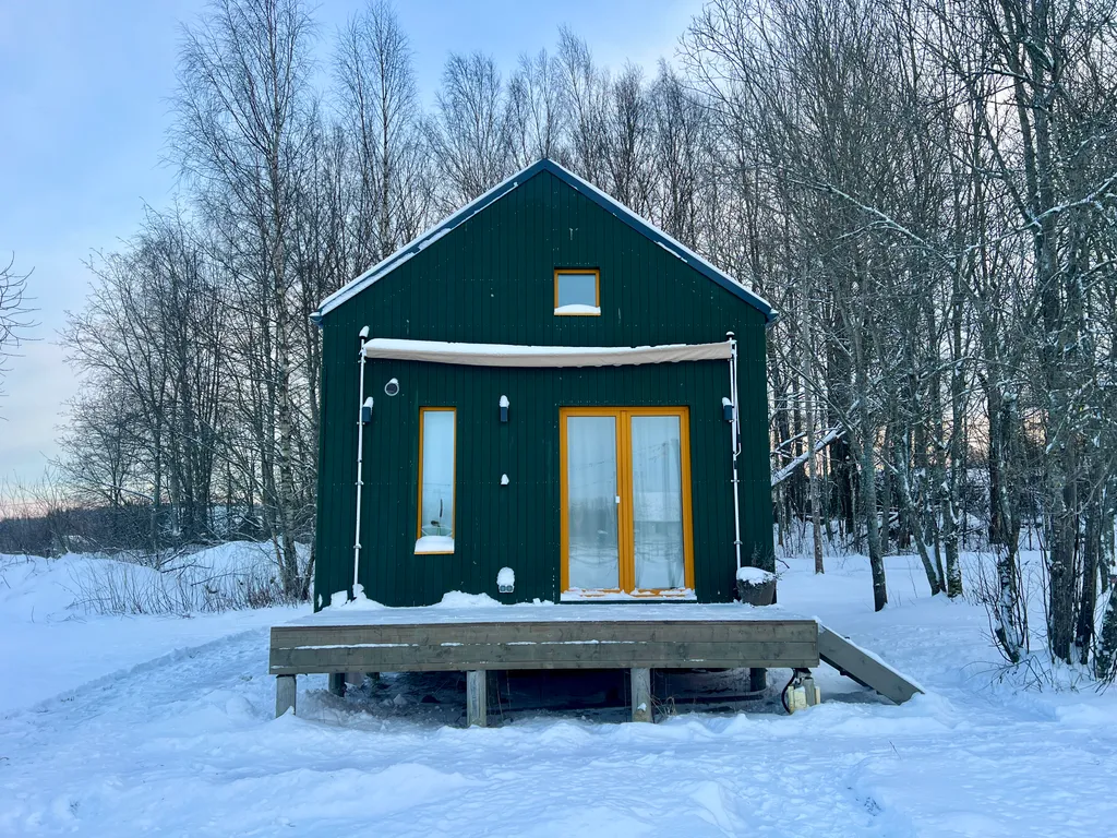 Зеленый домик в поле