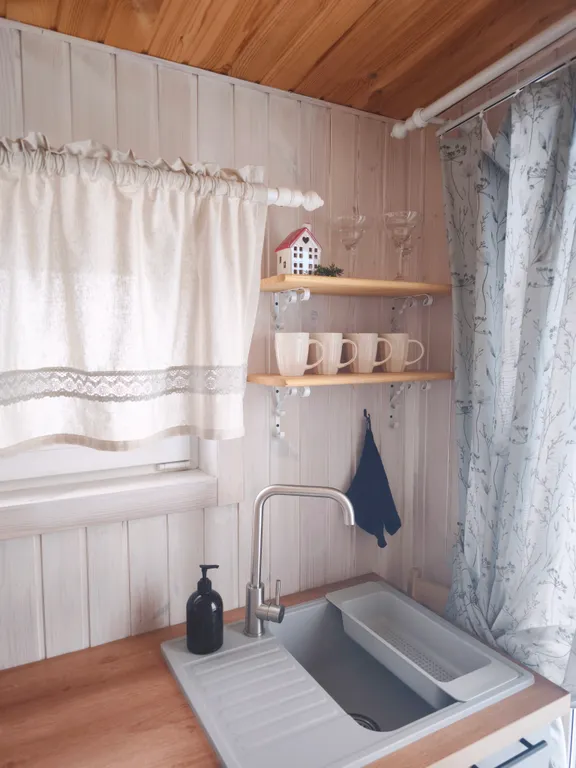 Уютный Сканди домик с видом на холмы, Баня с чаном