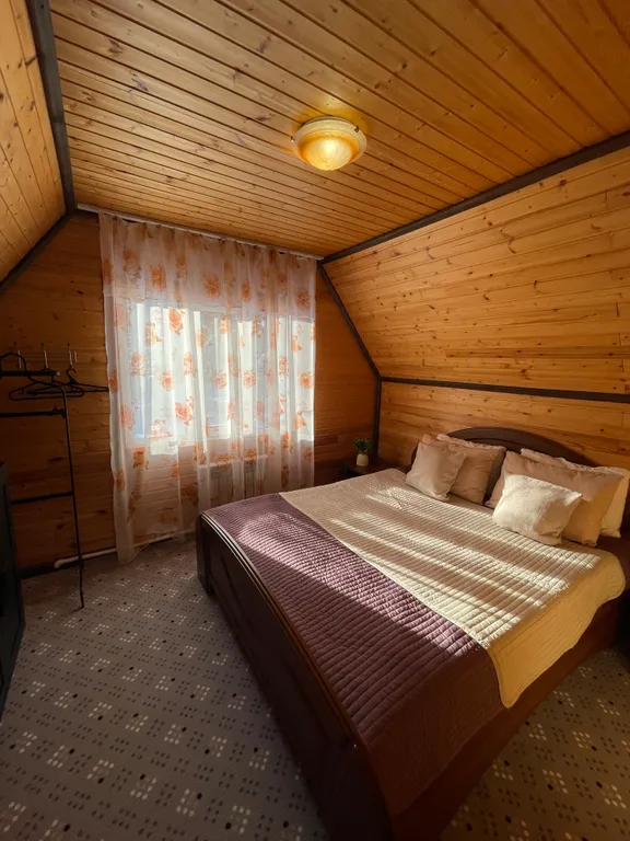 Небольшой уютный дом рядом с пихтовым лесом