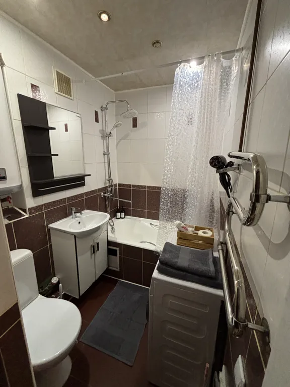 Уютная евротрешка с большой гостиной и двумя спальнями с видом на горы