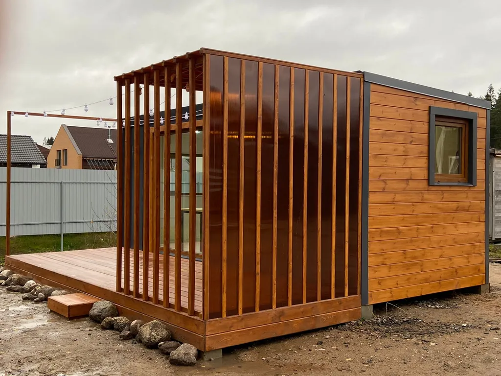 Уютный лесной домик на берегу ручья с выходом в лес