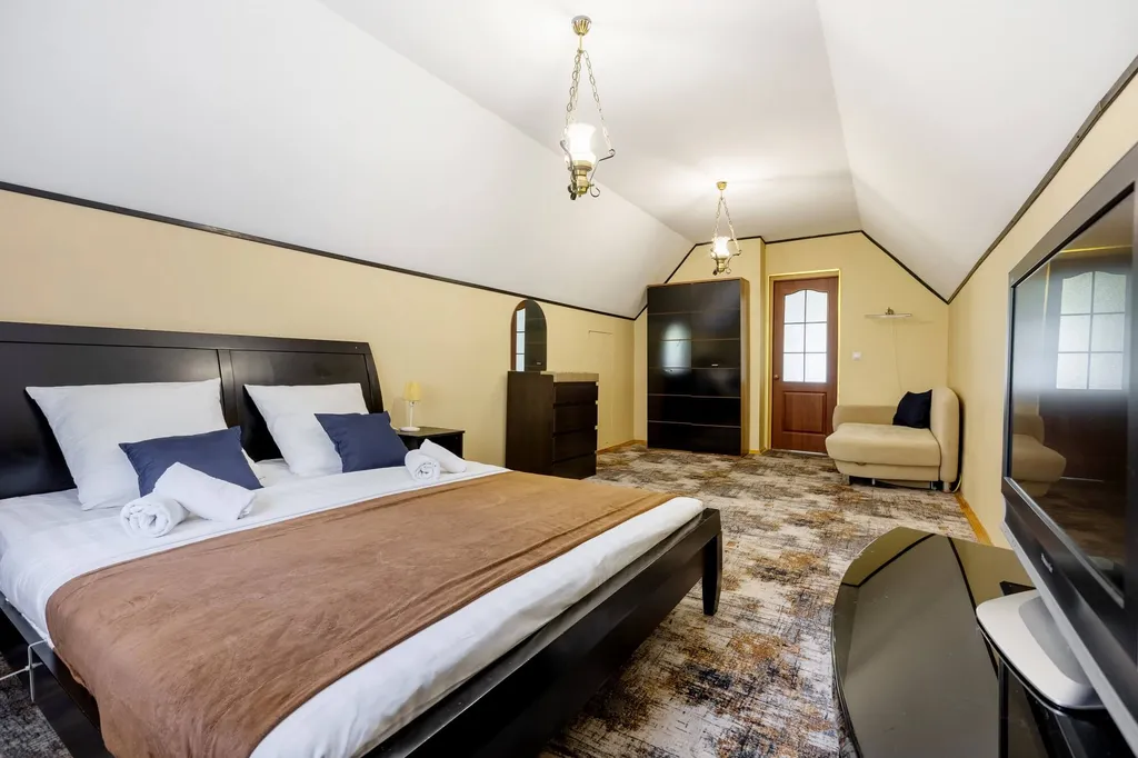 Коттедж с баней на дровах рядом с европарком