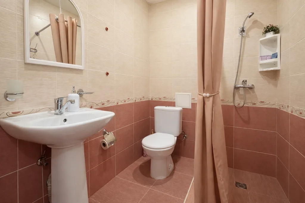 Четырёхместный стандарт с собственной ванной комнатой