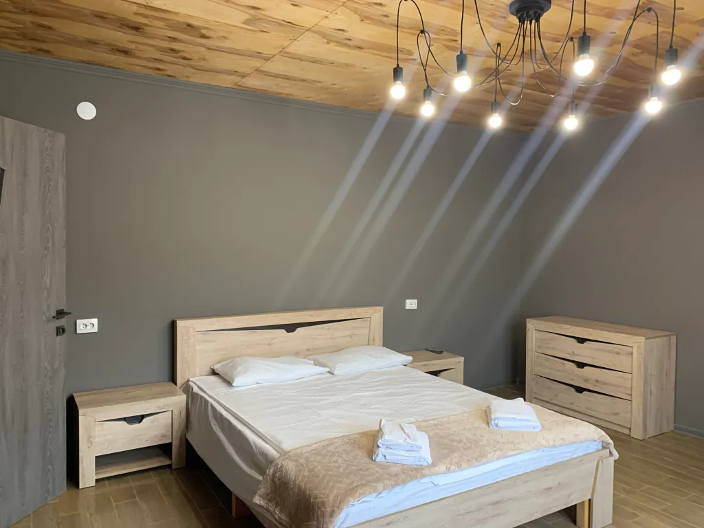 Дом на берегу реки с бассейном и видом