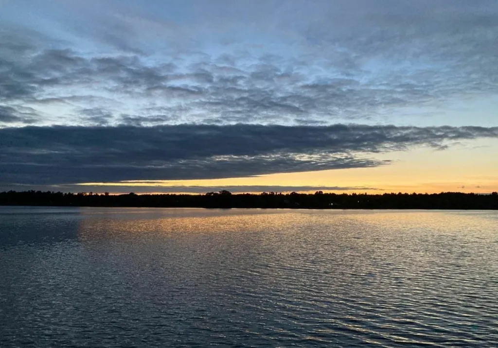 Уютный дом на берегу реки