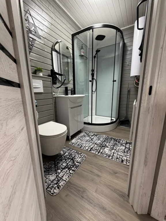 Уютная жилая комната на двоих в деревянном таунхаусе