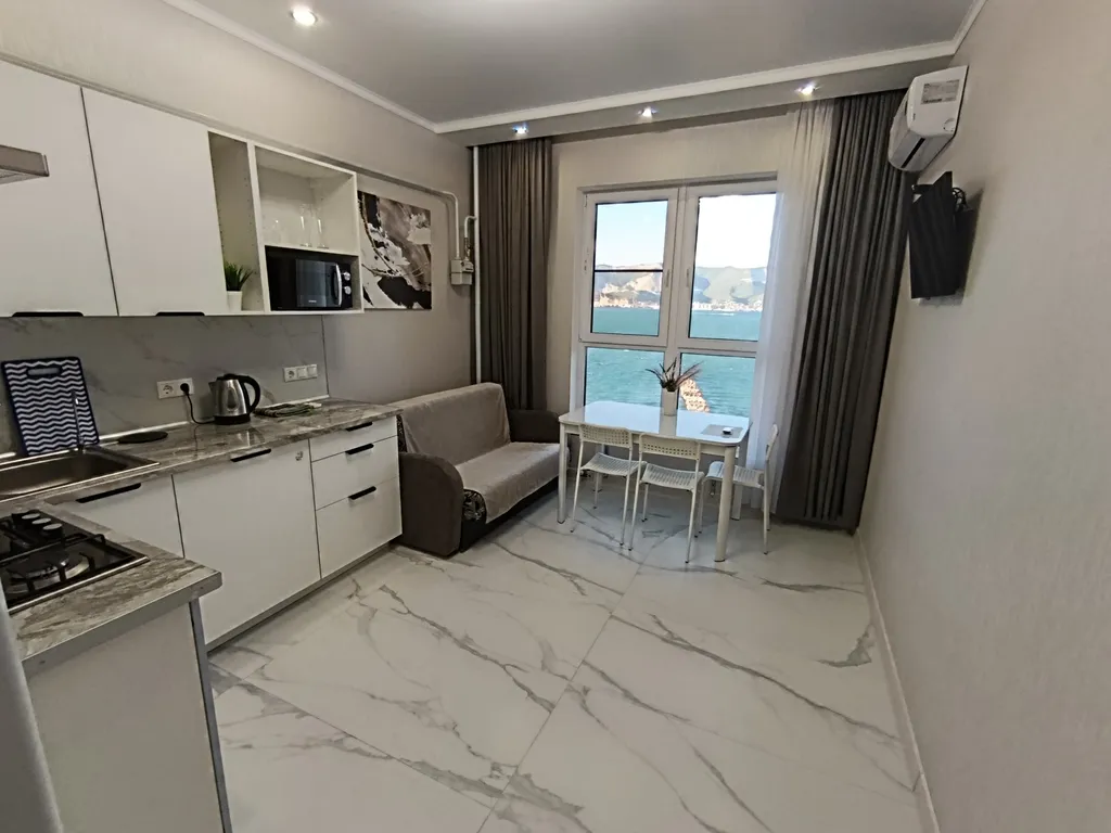 Новая евро-двушка с панорамным видом на море и пляж перед домом