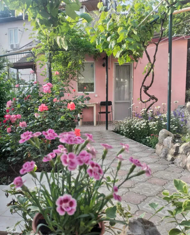 Коттедж Небольшой домик в саду у моря Диамант — аренда посуточно в Ялта